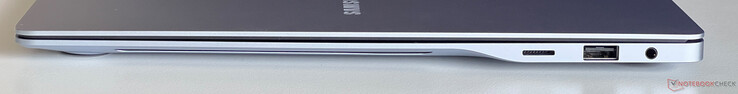 Höger: microSD-kortläsare, USB-A 3.2 Gen 1 (5 Gbit/s), 3,5 mm ljud