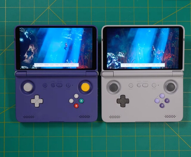 Retroid Pocket Flip 2 Dimensity 1100-varianten (vänster) bredvid den ursprungliga Snapdragon 865-modellen (höger), båda kör samma spel under benchmarktestning. (Bildkälla: Retro Game Corps på YouTube)