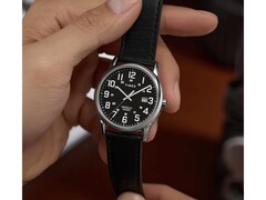 Timex TW2Y12800JQ levereras med en silverfärgad boett på 38 mm.