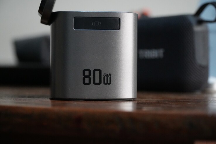 AceFast 6-i-1-laddningsstationen levererar en maximal uteffekt på 80 W