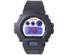 Casio G-Shock DW-6900 x F.C. Real Bristol med den blå EL-bakgrundsbelysningen tänd, vilket avslöjar en dold röd Bristol-logotyp bakom den digitala displayen.