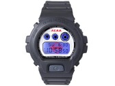 Casio G-Shock DW-6900 x F.C. Real Bristol med den blå EL-bakgrundsbelysningen tänd, vilket avslöjar en dold röd Bristol-logotyp bakom den digitala displayen.