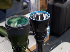Den nya ficklampan Olight Javelot med och utan filter (Bildkälla: Andreas Sebayang/Notebookcheck.com)