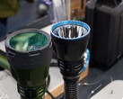 Den nya ficklampan Olight Javelot med och utan filter (Bildkälla: Andreas Sebayang/Notebookcheck.com)