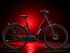 Elcykeln District+ i färgkombinationen ”cobra blood”