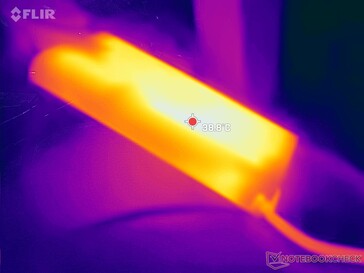 AC-adaptern kan nå 39 C när du kör krävande belastningar under längre perioder