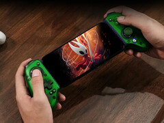 Inofficiell Hollow: Knight Silksong mobilport uppdateras till version 1.0.5b. På bilden: spelet körs på en telefon. (Bildkälla: GameSir - redigerad)