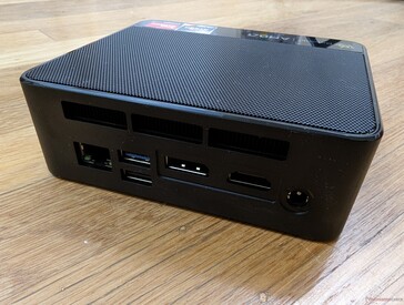 Baksida: Gigabit RJ-45, USB-A 3.2, USB-A 2.0, DisplayPort 1.4, HDMI 2.0