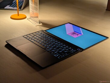 Tack och lov kan gångjärnen på den nya designen fortfarande öppnas hela 180 grader, vilket är en funktion som vi älskade hos originalmodellen