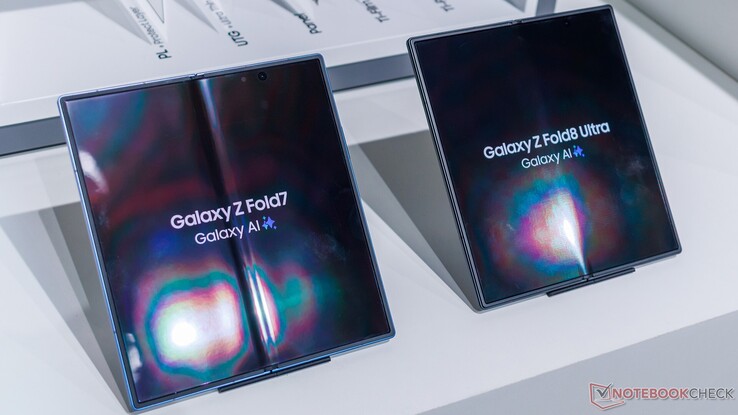 Veck på Galaxy Z Fold7 (förmodligen från användning) jämfört med en ny Galaxy Z Fold8 Ultra.