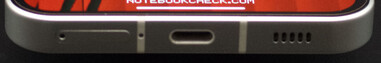 Botten: SIM-kortplats, mikrofon, USB-C-port, högtalare
