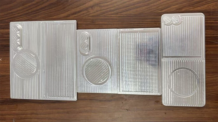 Galaxy Z Fold8, Galaxy Z Wide Fold och Galaxy Z Flip8, från vänster till höger, i utfällt tillstånd.