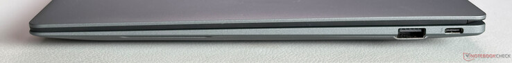 Höger: USB-A 3.2 Gen 2 (10 Gbps), USB-C 4.0 med Thunderbolt 4 (40 Gbps, DisplayPort 1.4, Power Delivery 3.0)