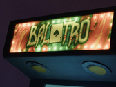 Balatro-logotypen på en arkadmaskin