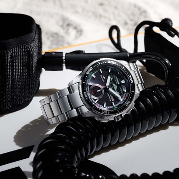 Livsstilsbild av Citizen Promaster Wave Tracker JV3001-53E som vilar bredvid svart seglingsutrustning och marina tillbehör.