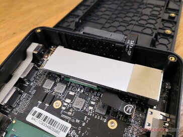 M.2 2280 SATA III-kortplats stöder inte NVMe SSD-diskar. En mycket tunn värmespridare i aluminium ingår i vår testenhet