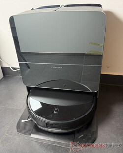 Roborock Saros 10 laddas
