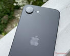 IPhone 16e har en relativt tillbakadragen design även med Apple:s mått mätt. (Bildkälla: Notebookcheck)