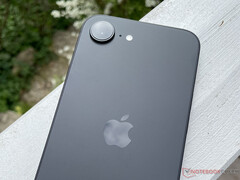 IPhone 16e har en relativt tillbakadragen design även med Apple:s mått mätt. (Bildkälla: Notebookcheck)