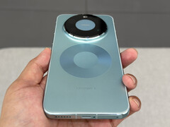 Huawei Mate 80 Pro Max i sin ljusblå finish. (Bildkälla: fenibook)