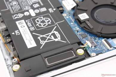 Nedåtriktade stereohögtalare nära de främre hörnen uppvisar inget skrammel även vid höga volyminställningar