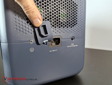 AC-laddningsporten är placerad till höger, tillsammans med de dubbla kylfläktarna.