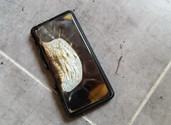 Google Pixel 6a:s batteri kan fortfarande utgöra en brandrisk trots uppdateringen. (Bildkälla: footymanageraddict, Reddit)