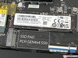 GT77 har tre M.2-2280-kortplatser (1x PCIe 5.0, 2x PCIe 4.0)