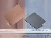Panther Lake ZenBook 14 OLED lovar upp till 18 timmars webbsurfning på en full laddning. Bilden visar en reklambild med de två färgalternativen för den bärbara datorn.