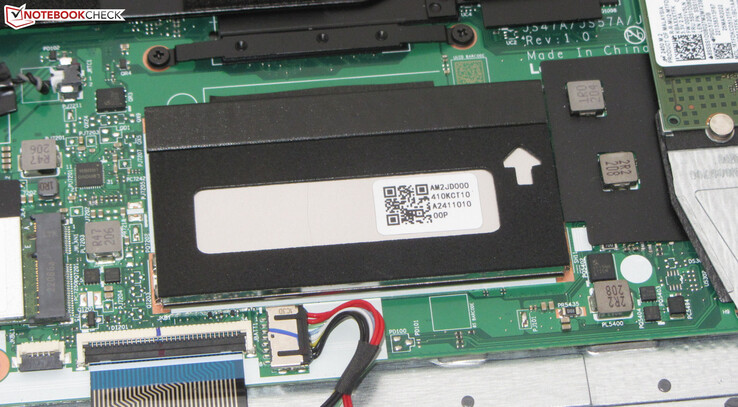 RAM-minnet består av 8 GB inbyggt minne och en 8 GB-modul.
