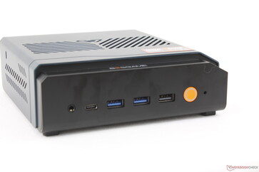 Framsida: 3,5 mm hörlursuttag, USB-C 4.0 med DisplayPort 2.1, 3 st. USB-A 3.2 Gen. 2, strömbrytare, återställningsknapp