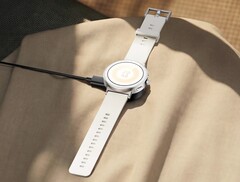 Realme Watch S5 ser ovanlig ut tack vare sin platta ram.