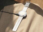 Realme Watch S5 ser ovanlig ut tack vare sin platta ram.