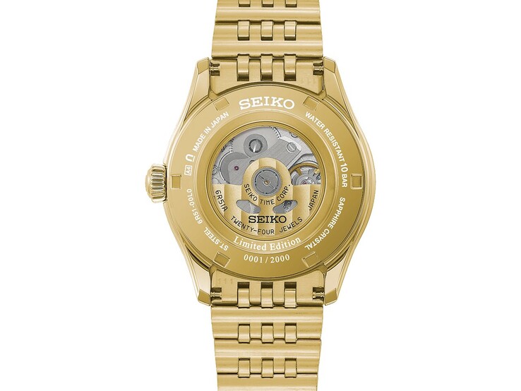 Den guldfärgade baksidan på Seiko Presage Classic x Tradman’s Bonsai visar dess automatiska urverk, märkningen för begränsad upplaga och serienumret.