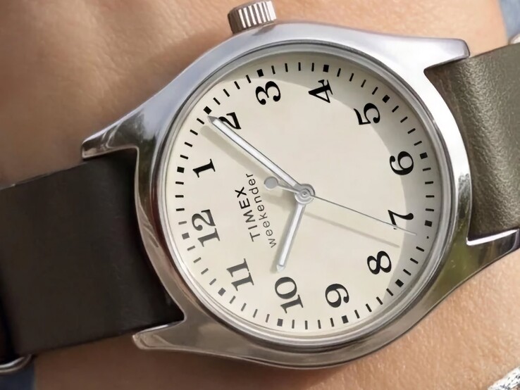 Timex Weekender New England TW2Y86600 med silverfärgat boett och mörkgrönt läderarmband, sett från sidan.