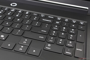 Piltangenterna är större än de vanliga QWERTY-tangenterna för att underlätta spelande
