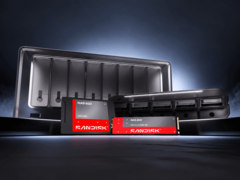 Sandisk NAS 600 SATA SSD och NAS 800 NVMe SSD framför ett NAS-chassi