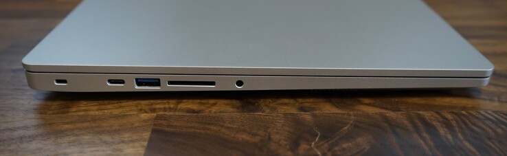 USB C 3.2 Gen 2, USB A 3.2 Gen 1, SD-kortläsare, 3,5 mm ljud
