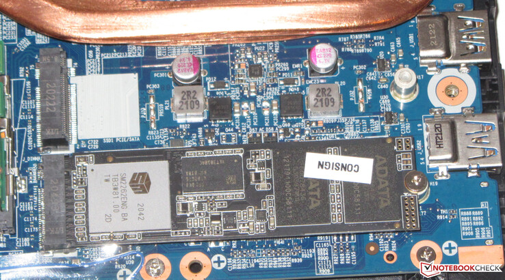 Två NVMe SSD-diskar kan installeras.