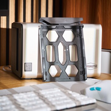 Hårddiskfacken är tillverkade av plast.