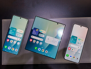 De senaste vikbara telefonerna från Samsung, utvikta, från vänster till höger: Galaxy Z Flip7, Fold7, och Flip7 FE (Bildkälla: Notebookcheck)