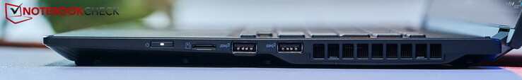 Höger: Strömbrytare, microSD-läsare, 2x USB-A 3.2 Gen2