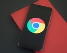 Smartphone som visar Google Chrome-logotypen, för att illustrera GLM-5.3 och en Chrome-exploit