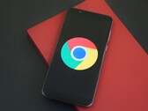 Smartphone som visar Google Chrome-logotypen, för att illustrera GLM-5.3 och en Chrome-exploit