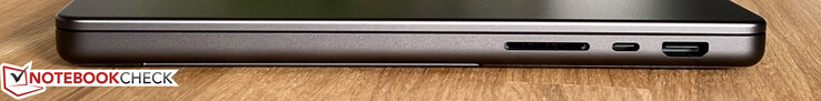 Höger sida: Kortläsare, USB-C 4.0 m/ Thunderbolt 4 (40 Gbps, DisplayPort-ALT mode 1.4, Power Delivery), HDMI 2.1