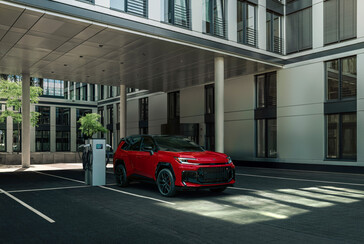 2026 RAV4 PHEV kan laddas på 30 minuter vid publika laddare.
