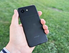 Enough Phone är ungefär lika kompakt som Apple iPhone 13 mini.