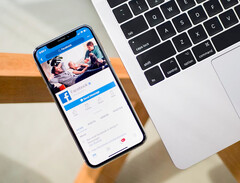 En telefon med Facebook-appen visad på skärmen. Arkivbild. (Bildkälla: Timothy Hales Bennett på Unsplash)