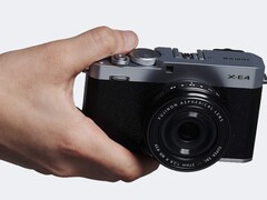 Fujifilm X-E4 kompakt APS-C-kamera i handen