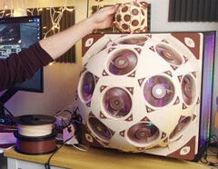 Noctua SuperDome rymmer 15 fläktar i sidopanelen på en speldator.